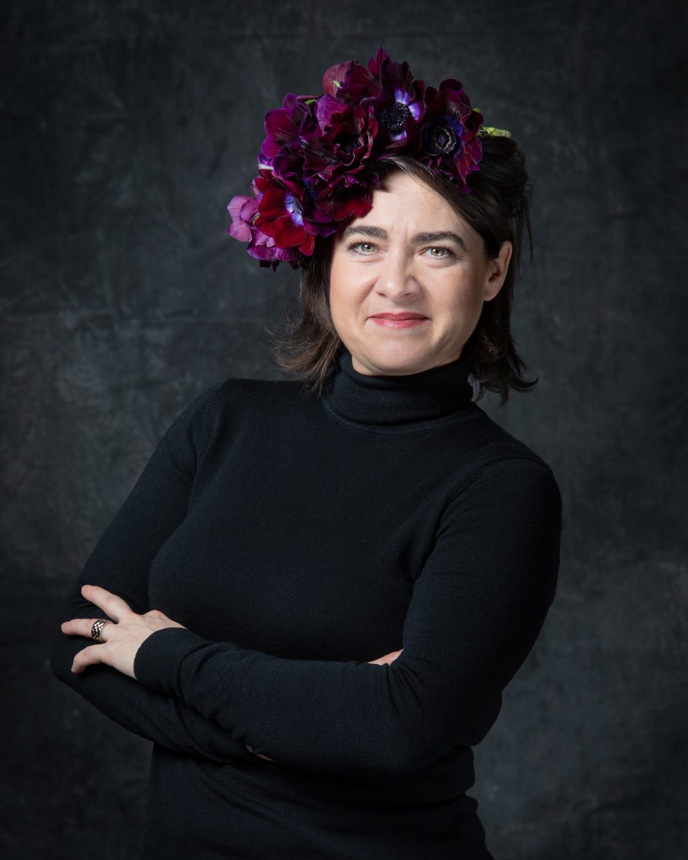Portrait d'Hortense Harang, une couronne d'anémones dans les cheveux