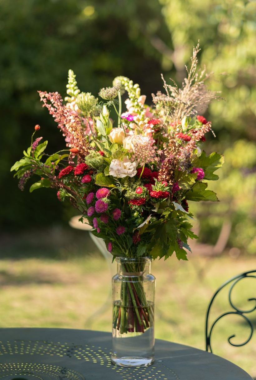 Bouquet dans un vase sur une table de jardin