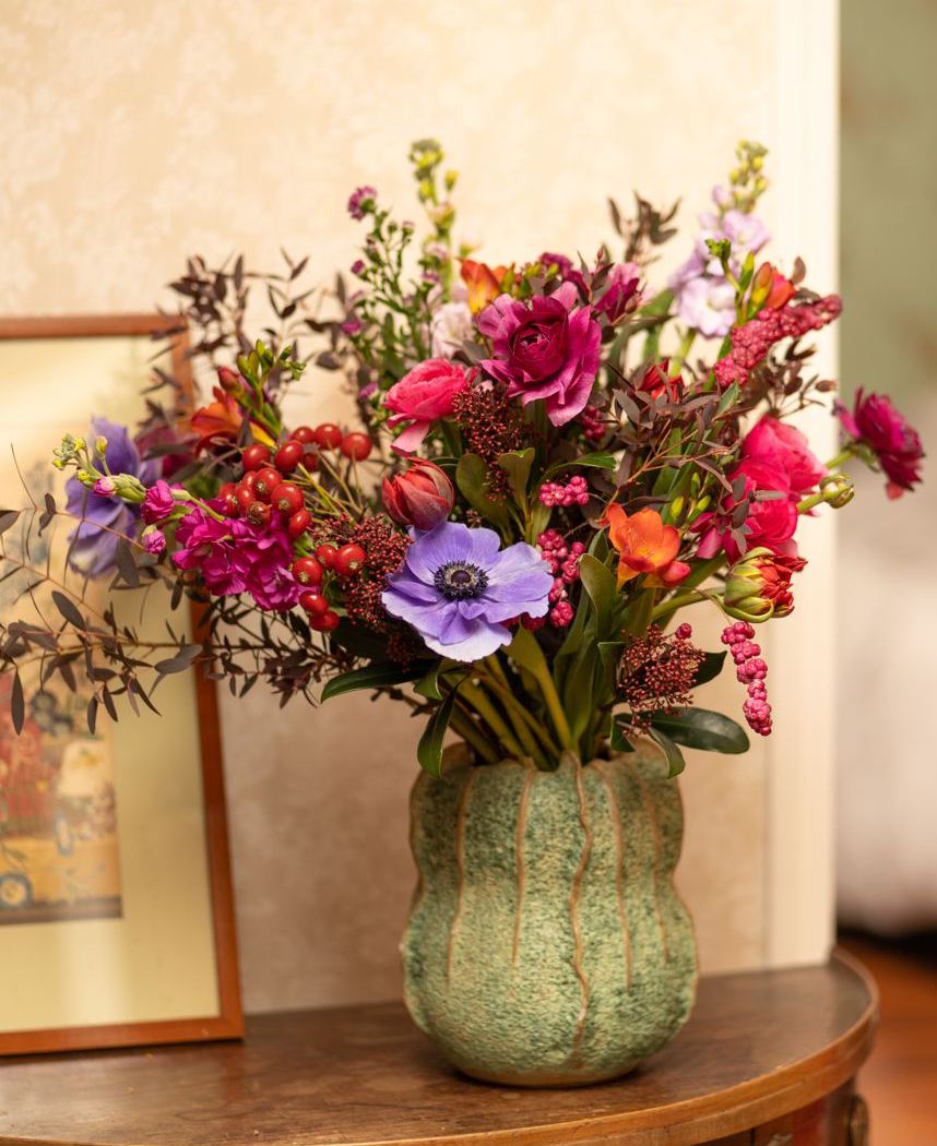 Bouquet d'hiver dans un vase sur une console