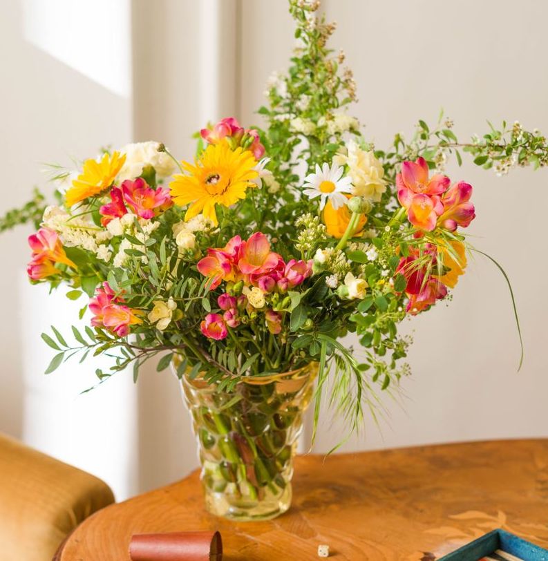 Bouquet de printemps dans un vase sur une table de salon