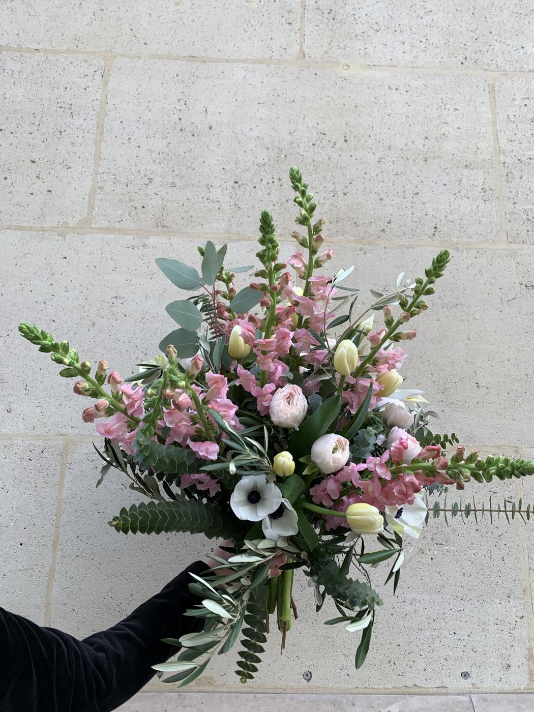 Bouquet de mufliers roses, tulipes et anémones